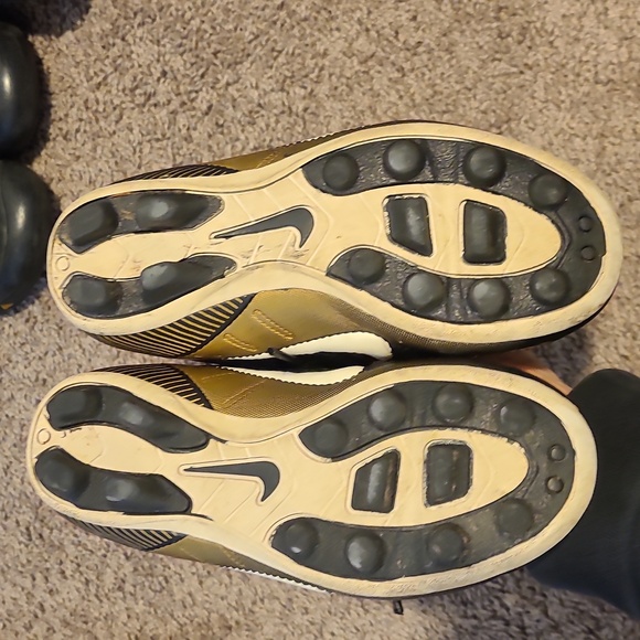 Nike size 11 soccer cleats black & gold - Picture 3 of 4